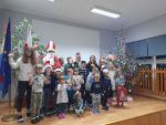 Dzieci z Ukrainy podczas wizyty św. Mikołaja z darami z miasta Biberach