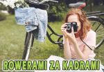 Plakat konkursu - kucająca kobieta robiąca zdjęcie, w tle rower i tereny zielone