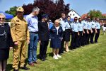 Oficjele Gminy Świdnica wraz z dowództwem OSP na boisku w Pankowie