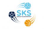 logo SKS - błękitny napis SKS wokół ktorego krążą 3 piłki- do koszykówki, piłki nożnej, siatkówki